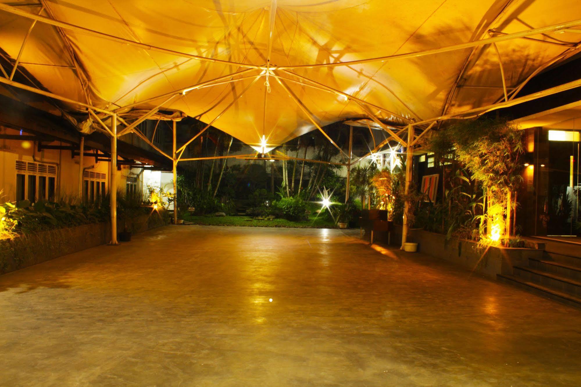 Capital O 2239 Endah Parahyangan Hotel 3*